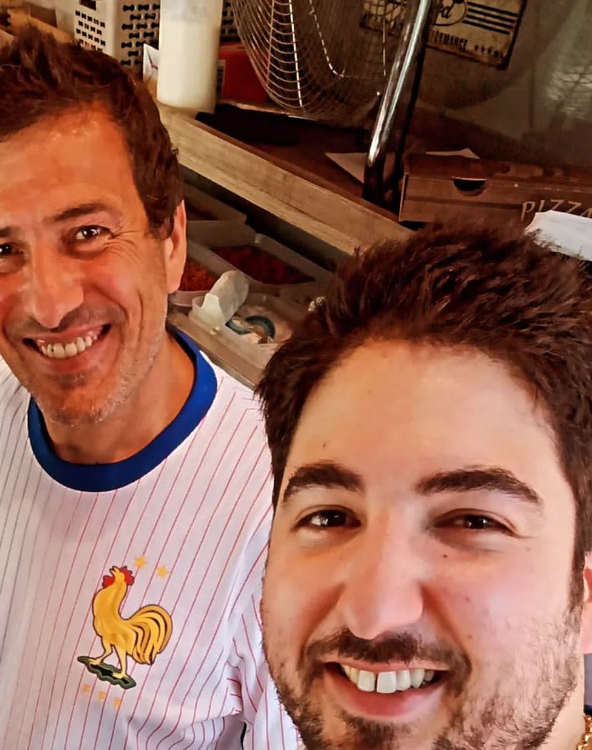 Sergio et son fils Paul, souriants, dans le camion.